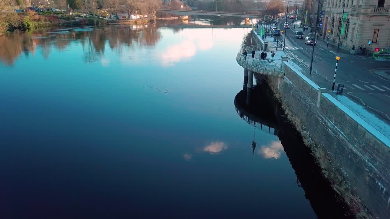 스코틀랜드 퍼스의 테이 강 상공에서 전방 드론 촬영