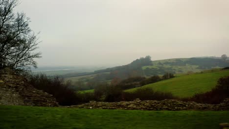 哈德利城堡 (hadleigh castle) 的空中低画面从左到右揭示了dji mavic 2 pro 4k的镜头