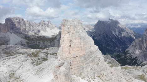 vista aérea de cerca del pico de la montaña torre di toblin en los dolomitas italianos