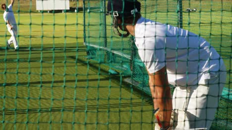 Cricketspieler-üben-Während-Einer-Trainingseinheit-In-Den-Netzen