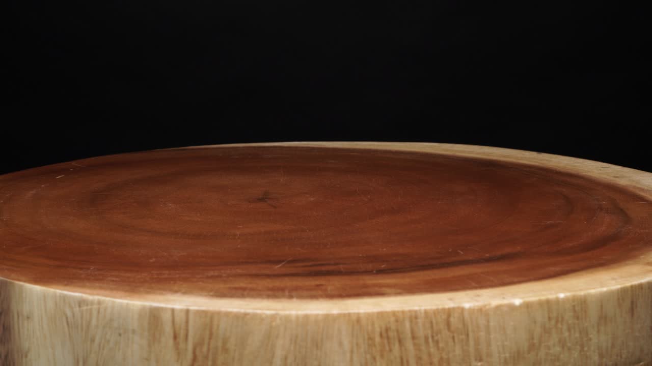 sección transversal del árbol con anillos de edad. enfoque selectivo. pieza circular de madera cortada o cortada con sierra tronco del árbol con patrón de textura y líneas de anillo de edad.