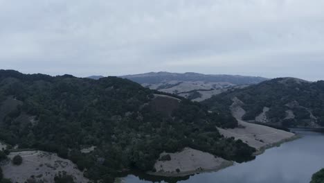 Sintiendo-El-Invierno-Venir-Sobre-El-Valle-Y-El-Largo-Río