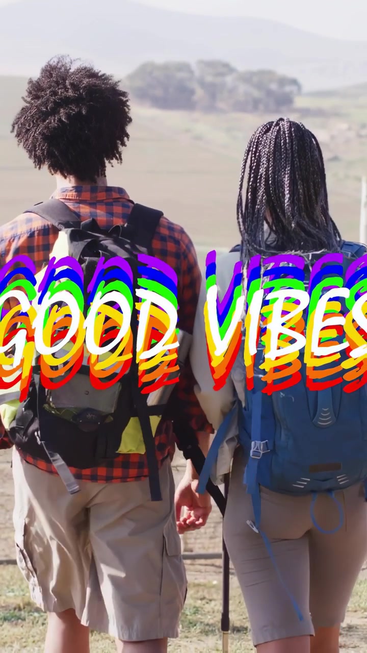 Coppia afroamericana che fa escursioni sull'erba secca, con il testo "GOOD VIBES" che si sposta, tenendosi per mano con gli zaini per divertimento