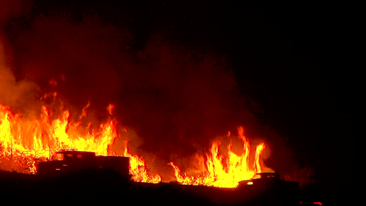 el fuego de thomas arde de noche en la hierba sobre la autopista 101 cerca de ventura y santa barbara california 1