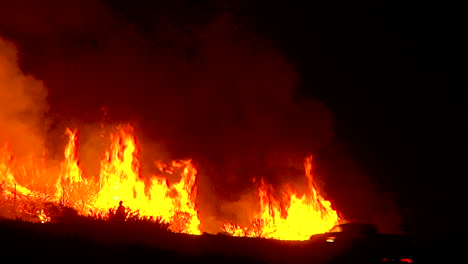 El-Fuego-De-Thomas-Arde-Por-La-Noche-En-El-Césped-Sobre-La-Autopista-101,-Cerca-De-Ventura-Y-Santa-Bárbara,-California-1