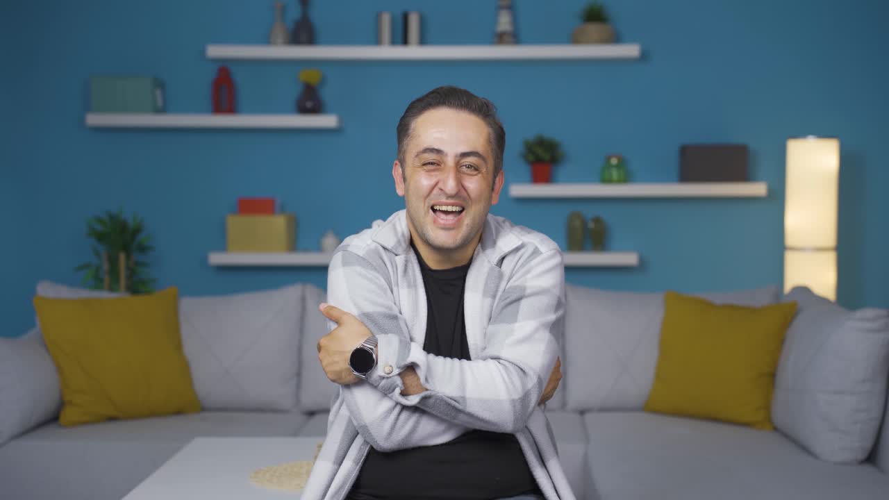 남자는 카메라를 안아 ⁇ 습니다.