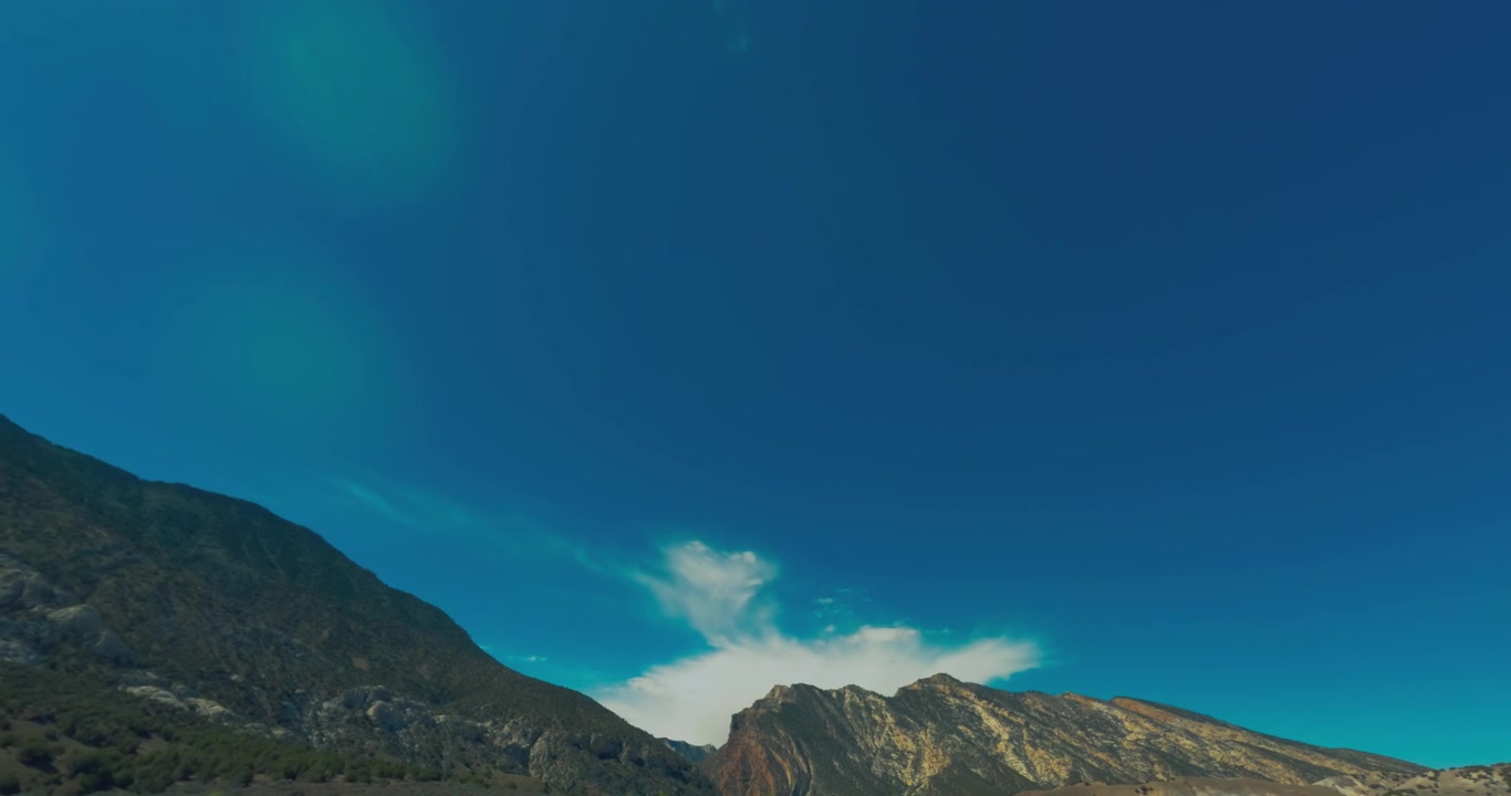 Crinali montuosi e cielo aperto del deserto che si affacciano sul remoto canyon di Yampa.