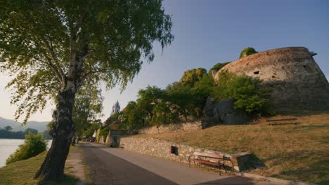hermosa vista amplia del durnstein a lo largo del río danubio en el pintoresco valle de wachau a la luz del día