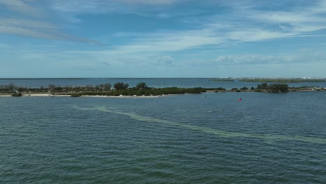 drone se acerca al kitesurf cerca de una península de autopista cerca de san petersburgo en florida