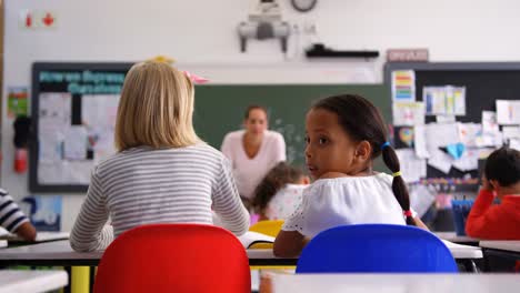 Rückansicht-Einer-Kaukasischen-Schülerin,-Die-Im-Klassenzimmer-Lächelt,-4k