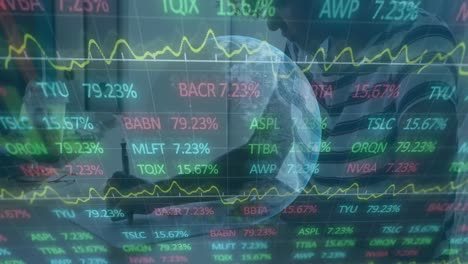 Animación-Del-Procesamiento-De-Datos-Financieros-Y-Del-Mundo-Sobre-El-Hombre-De-Negocios-Que-Trabaja-En-La-Oficina