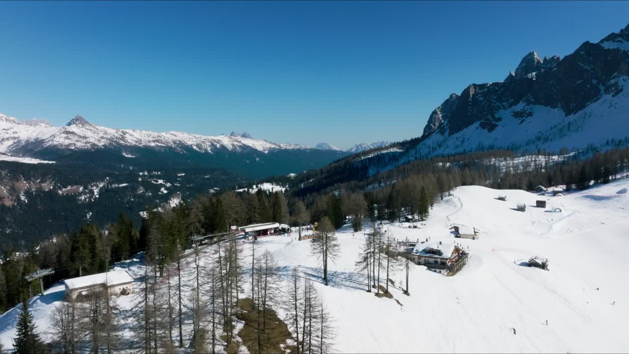 vista aérea de las hermosas montañas alpinas de italia.