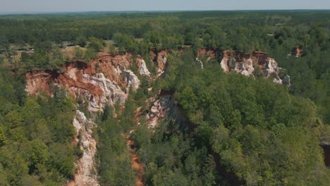 Epische-Enthüllung-Einer-Massiven-Schlucht-An-Einem-Hellen,-Sonnigen-Tag