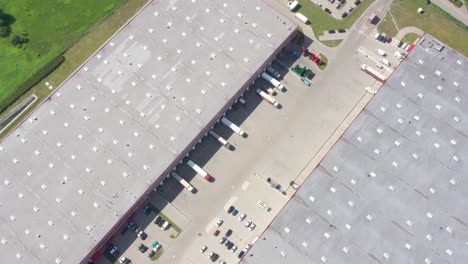 Toma-Aérea-Del-Centro-Logístico-Con-Camiones