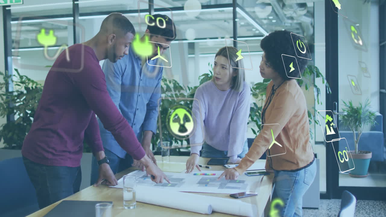 animación de iconos ecológicos y procesamiento de datos sobre diversas personas de negocios en la oficina