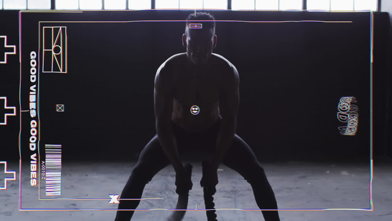 Digital animasjon av videospillgrensesnitt mot en mann som trener med battle rope