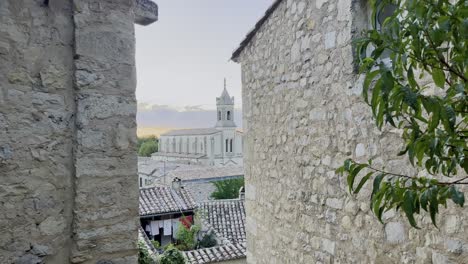 Historische-Kirche-In-Einem-Kleinen-Dorf-Bei-Sonnenuntergang-Zwischen-Zwei-Steinhäusern-In-Frankreich