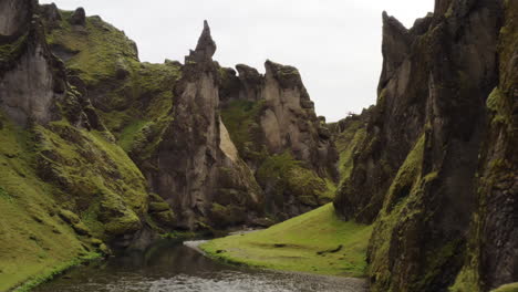 impresionantes vistas del paisaje escarpado en el cañón fjadrargljufur en el sur de islandia