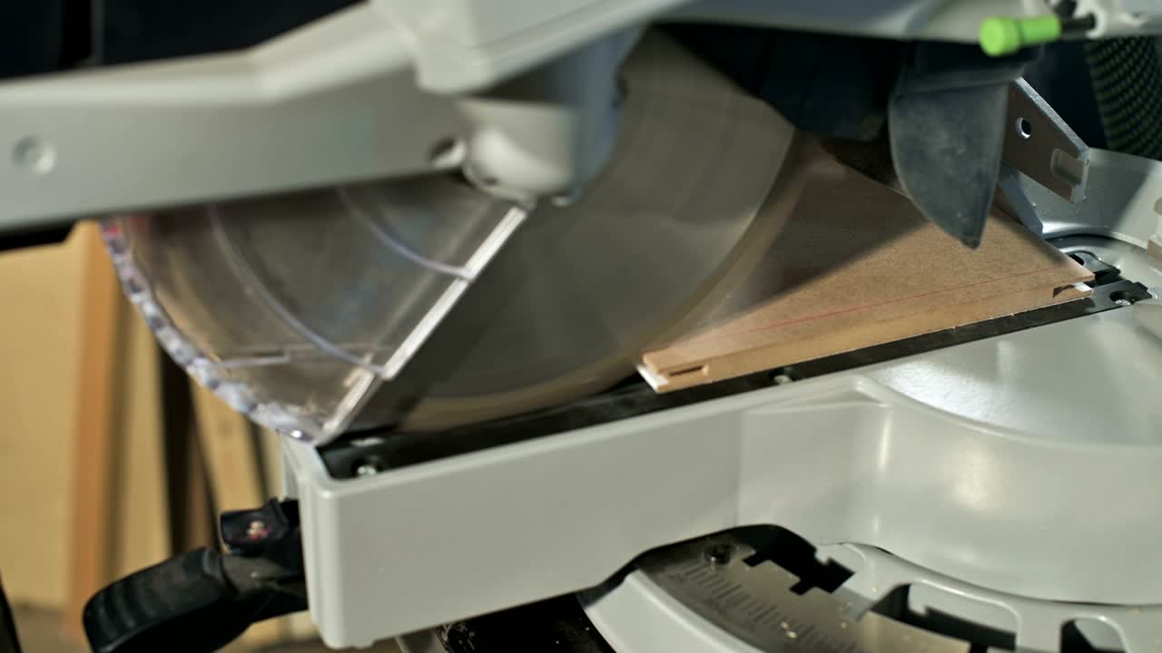 крупный план руки человека, работающего на машине с циркулярной пилой