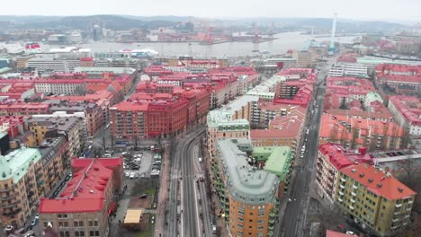 Luftflug-über-Den-Atemberaubenden-Linne-bezirk-Mit-Skyline,-Fluss-Und-Hafen-Am-Horizont-In-Göteborg,-Schweden