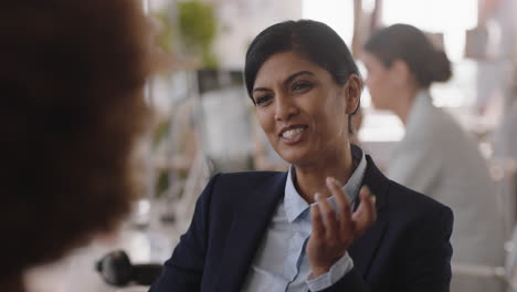 Joven-Mujer-De-Negocios-India-Charlando-Con-Un-Pasante-Discutiendo-Una-Entrevista-De-Trabajo-Con-Colegas-Conversando-En-La-Oficina-Disfrutando-Del-Trabajo-En-Equipo