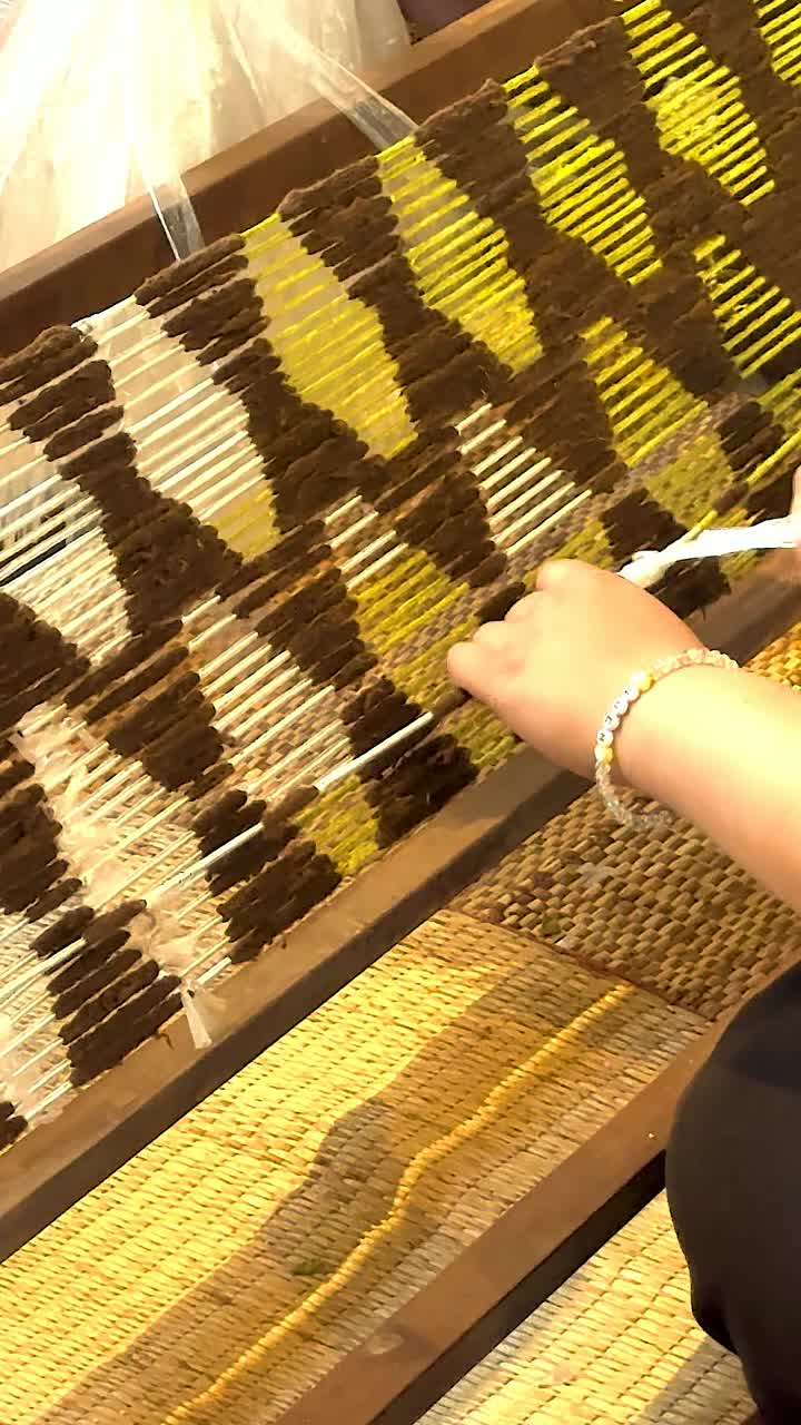 artesano tejiendo patrones intrincados en tela de seda