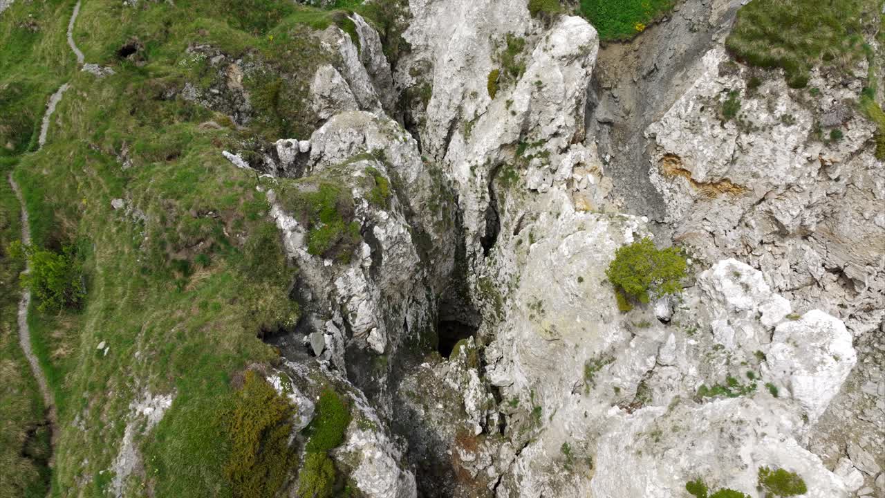 vista ascendente de un avión no tripulado del monte o monte cenis y el lago entre italia y francia
