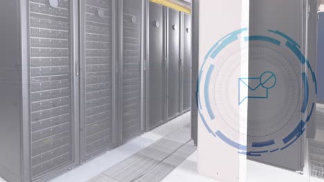 animación del sobre y el símbolo de parada sobre los bastidores del servidor de datos en la sala del servidor