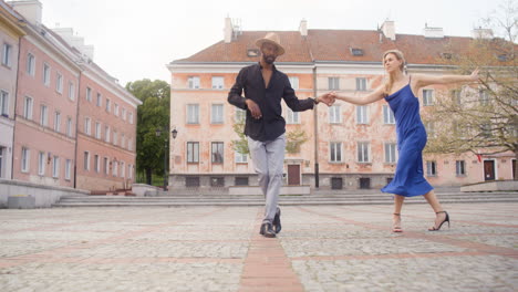 pareja interracial bailando salsa en una plaza publica 5
