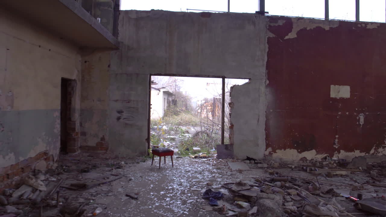 Una casa degli orrori vecchia, abbandonata, spaventosa e inquietante all'interno di una zona industriale in decadenza con rovine di mobili rotti, spazzatura e detriti dell'era comunista nei Balcani in Bulgaria, Europa Orientale