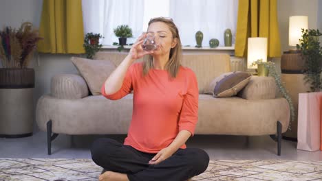 la mujer está bebiendo agua.