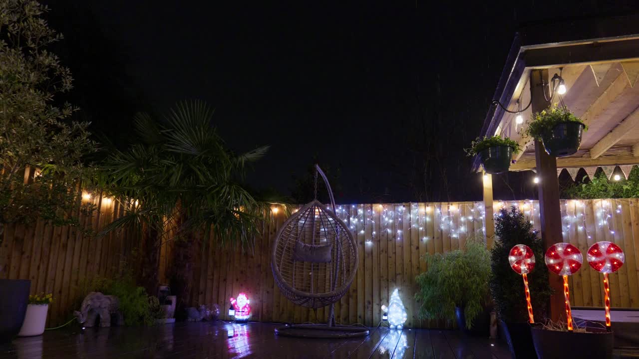 imágenes al aire libre de un jardín minimalista por la noche con iluminación cálida, luces de hadas y decoraciones navideñas