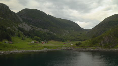exuberantes montañas verdes y lago tranquilo en maloy, condado de vestland, noruega - toma aérea de drones