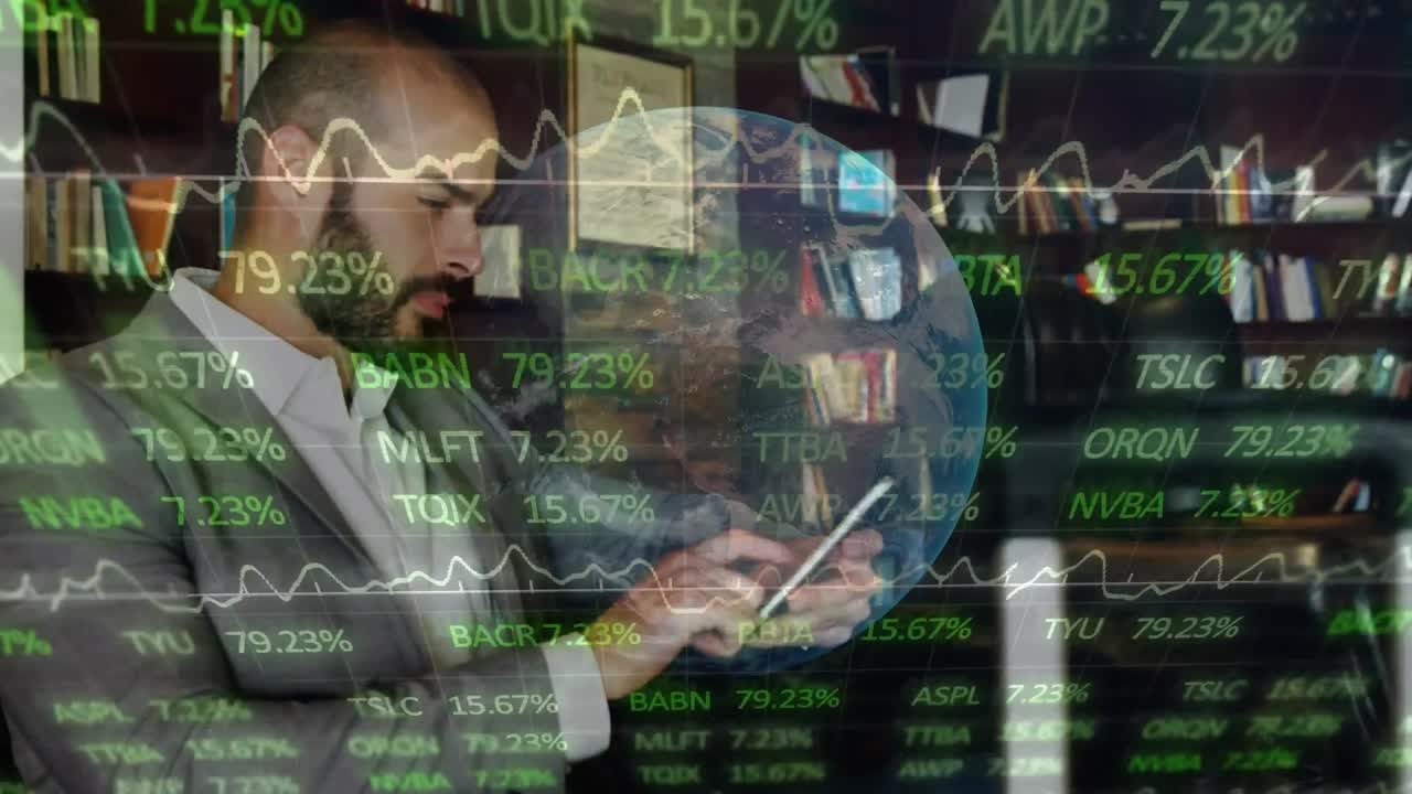 animación del procesamiento de datos del mercado de valores sobre un empresario biracial usando un teléfono inteligente.
