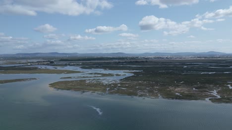 Sonnenaufgang-Aus-Der-Luft,-Im-Naturpark-Ria-Formosa-Wetlands,-Aufgenommen-über-Dem-Strand-Von-Cavacos