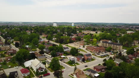 Vista-Aérea-De-Un-Pequeño-Pueblo-Suburbano