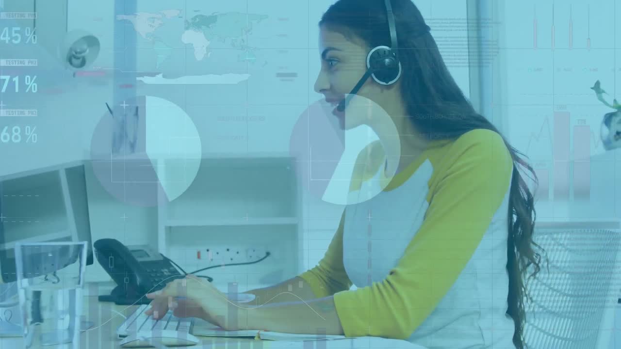 animación de una mujer de raza mixta que usa auriculares usando computadora sobre estadísticas y registro de datos