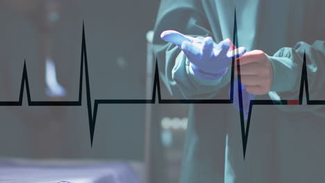 animación de cardiógrafo sobre un cirujano caucásico con guantes médicos en el hospital.