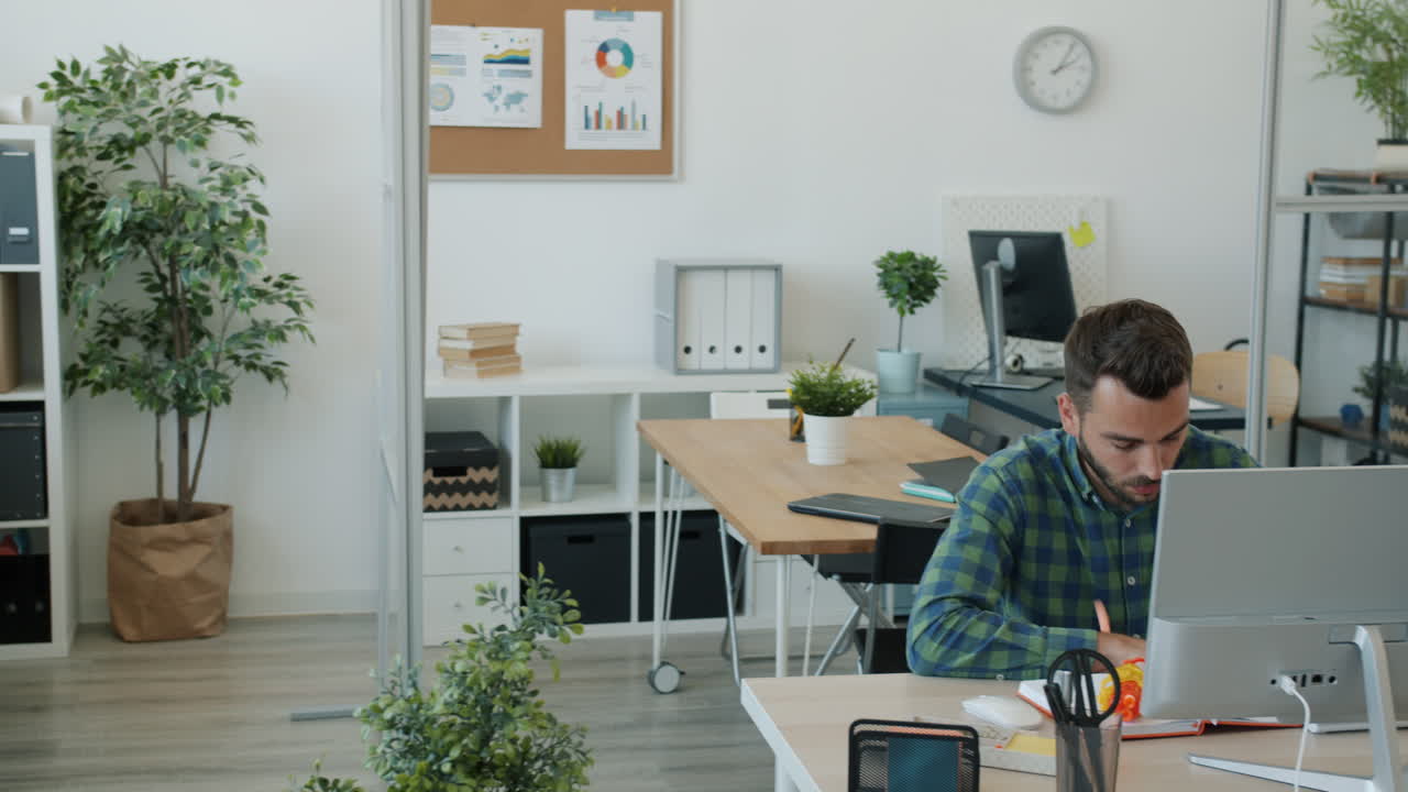 trabajadores de oficina ocupados