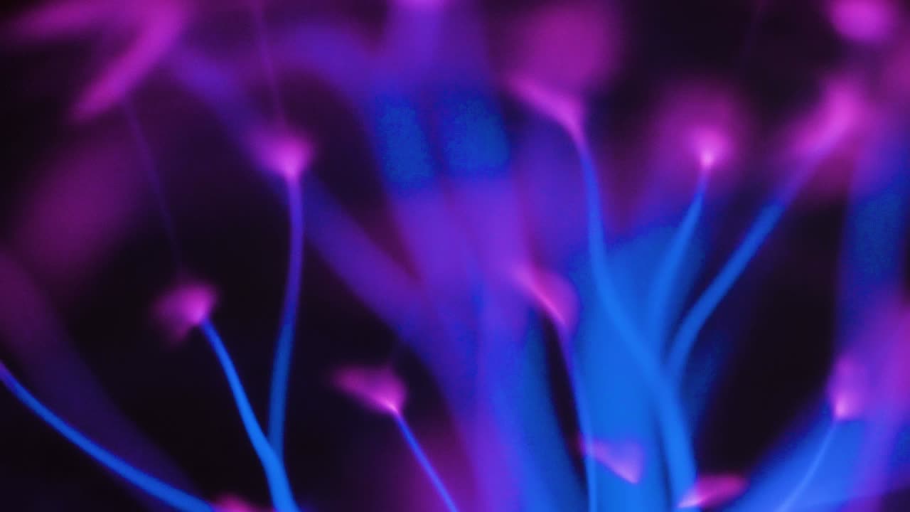 Primo piano dei raggi viola all'interno della sfera al plasma.