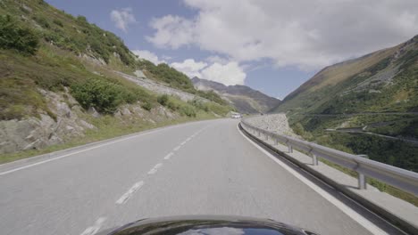 Conduciendo-Por-El-Paso-De-Grimsel-En-Suiza