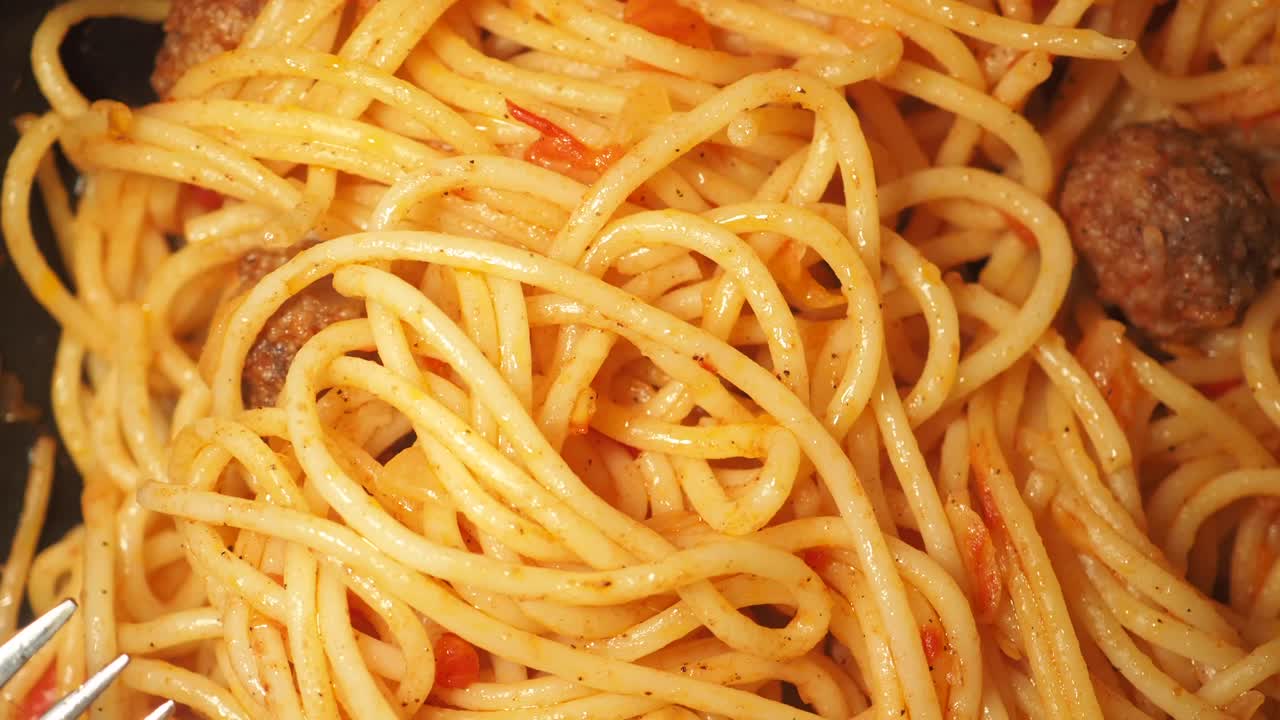 Close-up Spaghetti dan Bakso Sedang Diaduk dengan Garpu