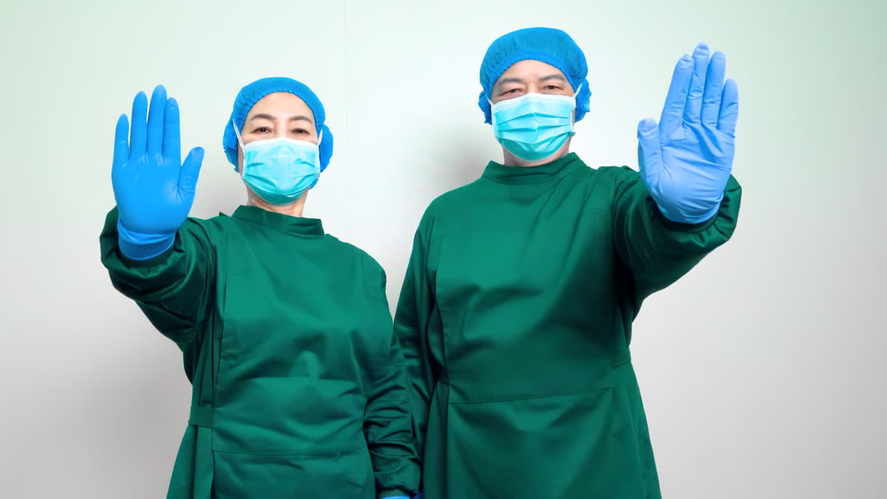 의료 클리닉 직원 의사 및 간호사 직업 개념, 수술복을 입은 의사, 전염병에 대항하여 대유행 기간 동안 수술을 준비합니다.