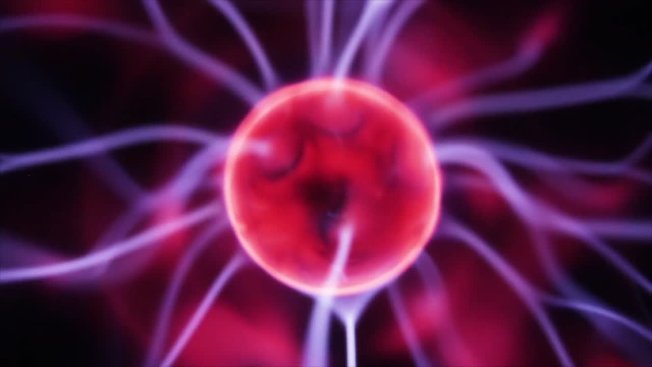 Scariche Elettriche Dinamiche in una Sfera al Plasma