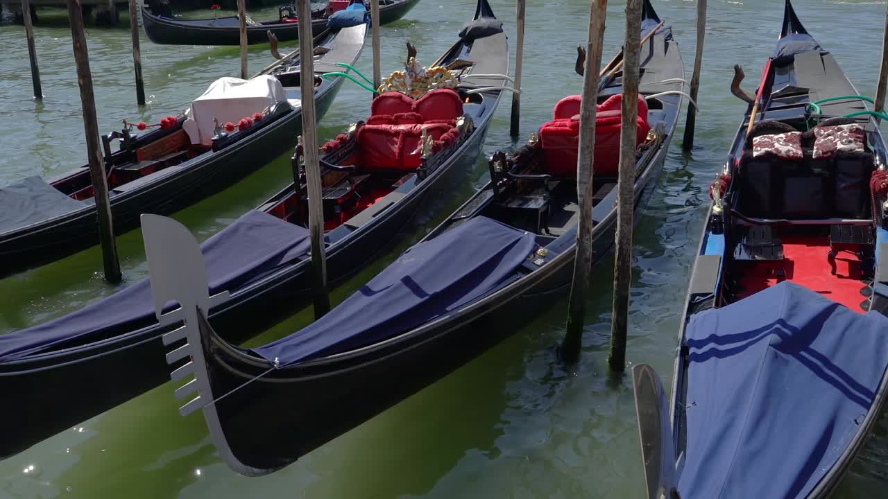 Gondola ormeggiata in primo piano a Venezia, Veneto, Italia