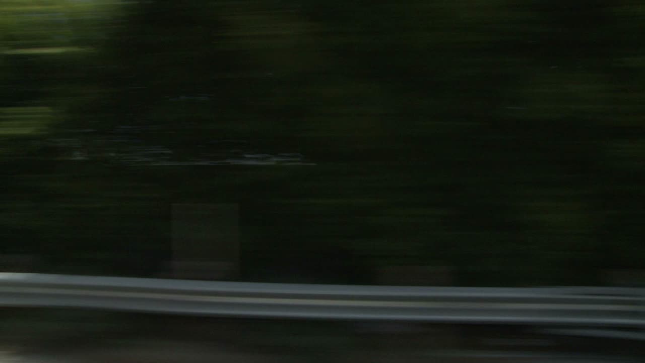 사이드 윈도우 9를 통해 보이는 태평양 연안 고속도로를 따라 자동차가 이동합니다.