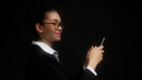 la mujer de negocios se pone de perfil se comunica en el mensajero