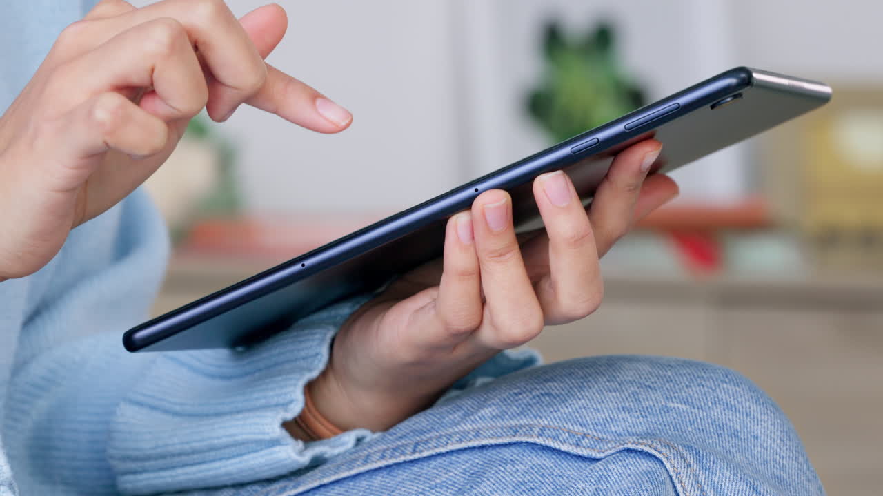 manos de mujer, tableta digital