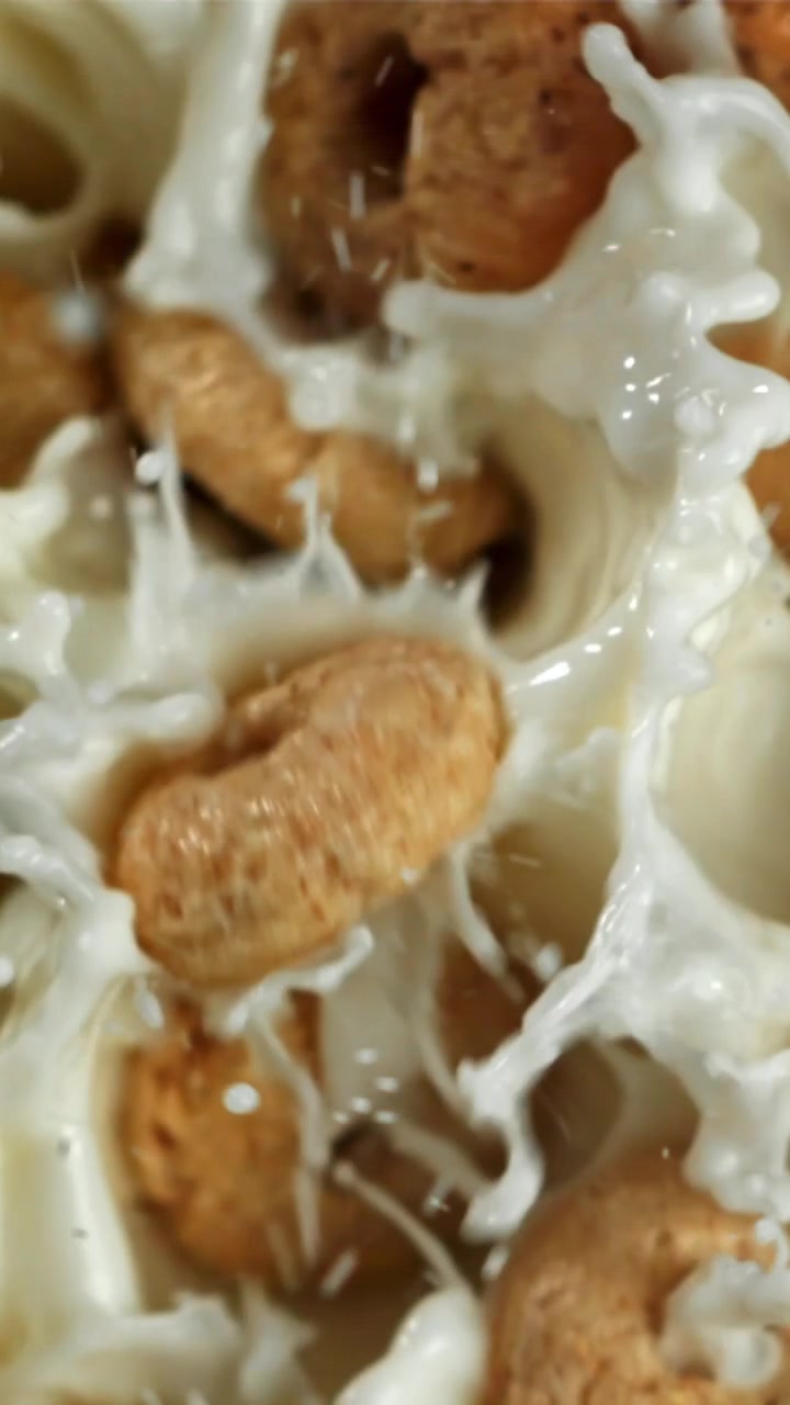 Cereali che cadono al rallentatore nel latte fresco