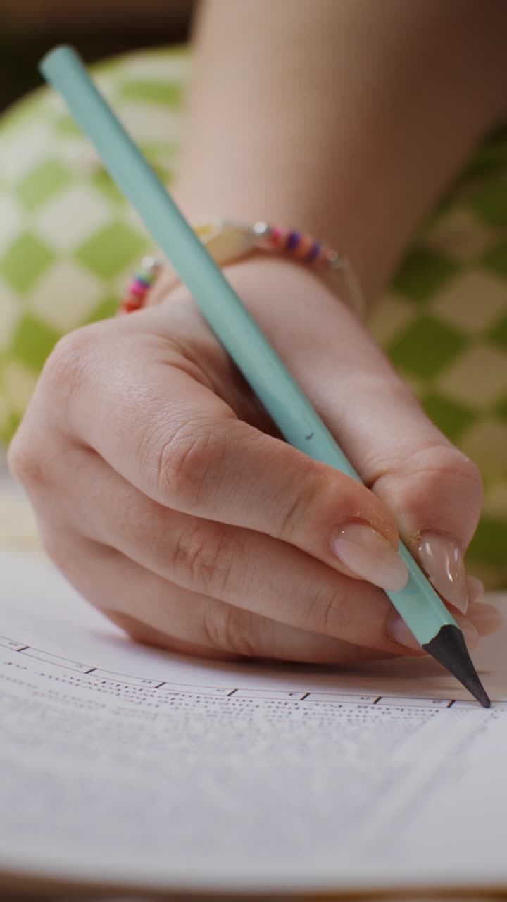 mujer escribiendo notas